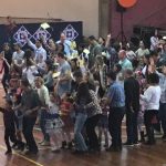 Alunos dançam a quadrilha na quadra durante a Festa Junina 2019