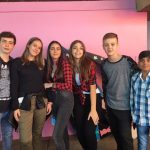 Alunos dançam a quadrilha na quadra durante a Festa Junina 2019