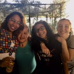 Famílias com trajes juninos posam para foto na Festa Junina 2019