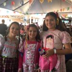 Famílias com trajes juninos posam para foto na Festa Junina 2019