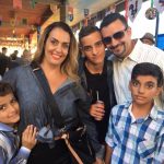 Famílias com trajes juninos posam para foto na Festa Junina 2019
