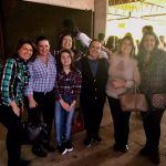 Famílias com trajes juninos posam para foto na Festa Junina 2019