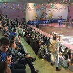 Alunos dançam a quadrilha na quadra durante a Festa Junina 2019