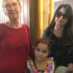 Famílias com trajes juninos posam para foto na Festa Junina 2019