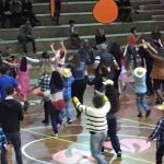 Alunos dançam a quadrilha na quadra durante a Festa Junina 2019