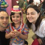 Famílias com trajes juninos posam para foto na Festa Junina 2019