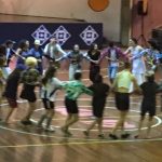 Alunos dançam a quadrilha na quadra durante a Festa Junina 2019