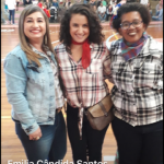 Famílias com trajes juninos posam para foto na Festa Junina 2019