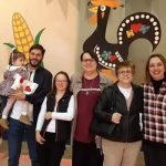 Famílias com trajes juninos posam para foto na Festa Junina 2019