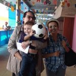 Famílias com trajes juninos posam para foto na Festa Junina 2019