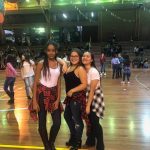 Alunos dançam a quadrilha na quadra durante a Festa Junina 2019