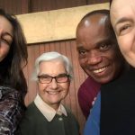 Famílias com trajes juninos posam para foto na Festa Junina 2019