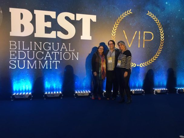 Equipe do colégio no palco do Best Bilingual Education Summit, evento do programa bilíngue