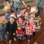 Famílias com trajes juninos posam para foto na Festa Junina 2019