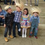 Famílias com trajes juninos posam para foto na Festa Junina 2019