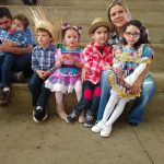 Famílias com trajes juninos posam para foto na Festa Junina 2019