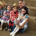 Famílias com trajes juninos posam para foto na Festa Junina 2019