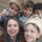Famílias com trajes juninos posam para foto na Festa Junina 2019