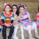 Famílias com trajes juninos posam para foto na Festa Junina 2019