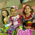 Famílias com trajes juninos posam para foto na Festa Junina 2019