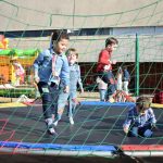 Alunos dançam a quadrilha na quadra durante a Festa Junina 2019
