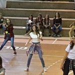 Alunos dançam a quadrilha na quadra durante a Festa Junina 2019