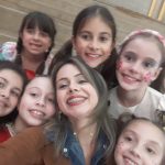 Famílias com trajes juninos posam para foto na Festa Junina 2019