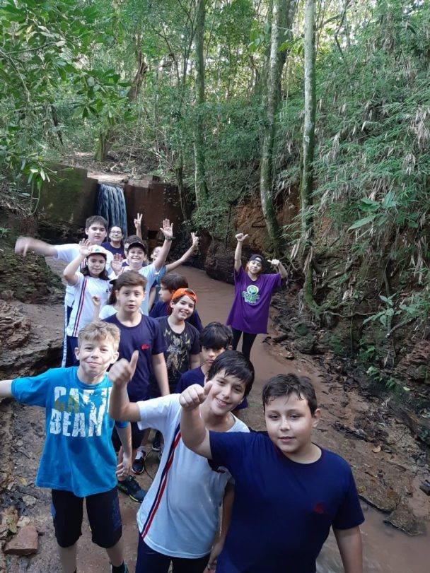 Alunos posando na trilha da mata durante a visita ao Ecológic Park