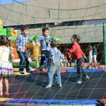 Alunos dançam a quadrilha na quadra durante a Festa Junina 2019