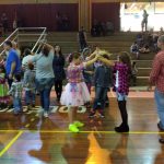 Alunos dançam a quadrilha na quadra durante a Festa Junina 2019