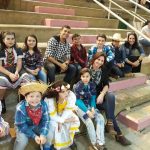 Famílias com trajes juninos posam para foto na Festa Junina 2019