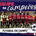 Peça Equipe de Campeões com a foto do time de futebol de campo do colégio