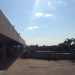 Caminho externo ao lado do prédio, registro do projeto Releitura de Imagens do 2º ano