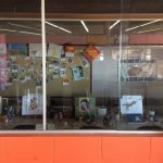 Corredor interno com painéis coloridos, registro do projeto Releitura de Imagens do 2º ano