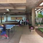 Sala com mesas de tênis de mesa, registro do projeto Releitura de Imagens do 2º ano