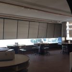 Salão interno com mesas, registro do projeto Releitura de Imagens do 2º ano