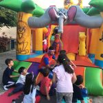 Crianças brincam nos brinquedos infláveis da colônia Super Férias