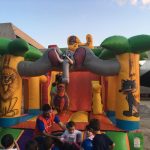 Crianças brincam nos brinquedos infláveis da colônia Super Férias