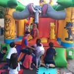 Crianças brincam nos brinquedos infláveis da colônia Super Férias