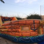 Crianças brincam nos brinquedos infláveis da colônia Super Férias