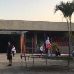 Crianças brincam nos brinquedos infláveis da colônia Super Férias