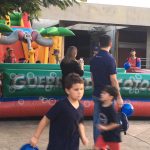 Crianças brincam nos brinquedos infláveis da colônia Super Férias