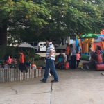 Crianças brincam nos brinquedos infláveis da colônia Super Férias