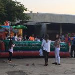 Crianças brincam nos brinquedos infláveis da colônia Super Férias