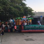 Crianças brincam nos brinquedos infláveis da colônia Super Férias