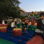 Crianças brincam nos brinquedos infláveis da colônia Super Férias
