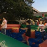 Crianças brincam nos brinquedos infláveis da colônia Super Férias