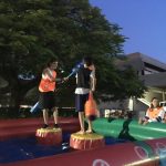 Crianças brincam nos brinquedos infláveis da colônia Super Férias