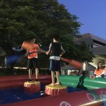 Crianças brincam nos brinquedos infláveis da colônia Super Férias