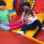 Crianças brincam nos brinquedos infláveis da colônia Super Férias